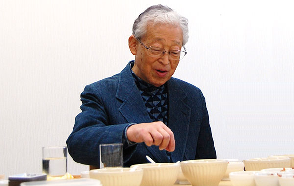マルヤナギ　蒸し大豆みそ品評会で講評中の奥村先生