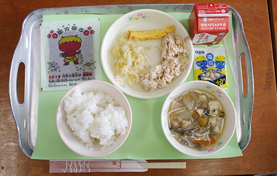 給食のメニュー。ごはん、節分汁、恵方巻、牛乳。